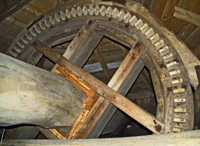 Rutenwelle und Obenkammrad einer Holländerwindmühle