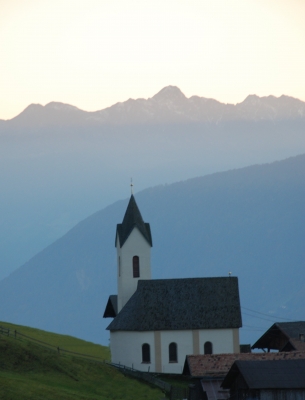 Kirche vor Bergen