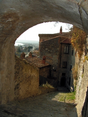 mittelalterliche Gasse in der Toscana