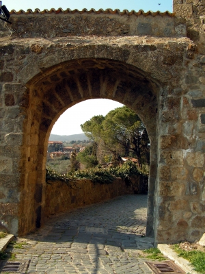 mittelalterlicher Torbogen in der Toscana
