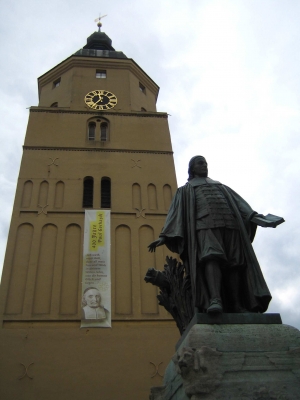 Paul Gerhardt Denkmal vor Lübbener Kirche
