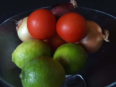 Tomaten und Limetten auf Zwiebel