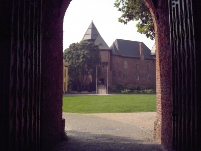 Durchblick auf Burg Linn