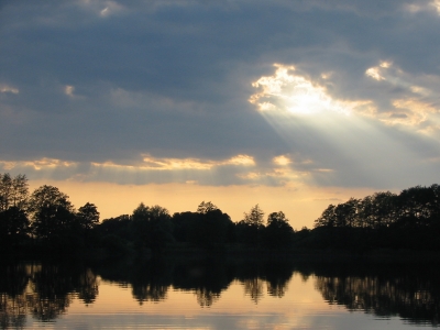 Kampf zwischen Sonne und Wolken