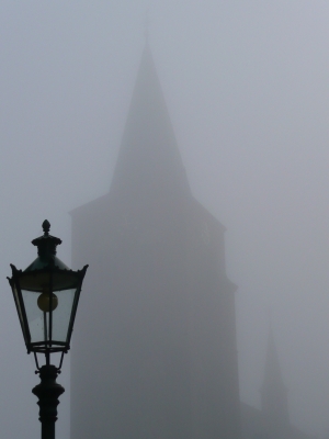 Kirchturm im Nebel