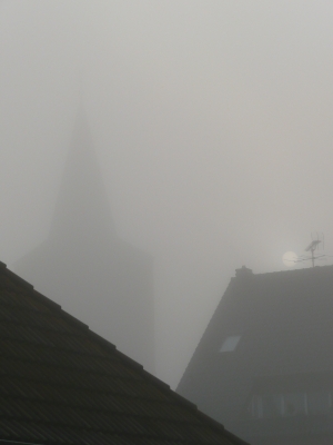 Dächer im Nebel