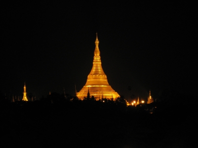 Shwedagon Pagode in Birma bei Nacht