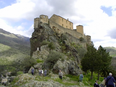Burg auf einem Felsen auf der Insel Korsika