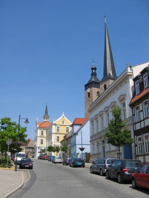 Blick auf Rathaus und Kirche von Burg