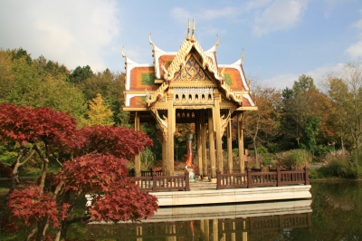 Tempel im Herbst