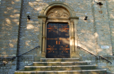 herbstliches Kirchenportal