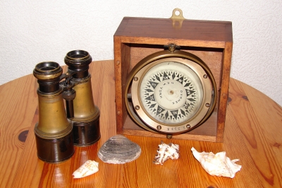 Alter Kompass mit Fernglas