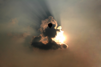 Ballon und Wolke vor der Sonne