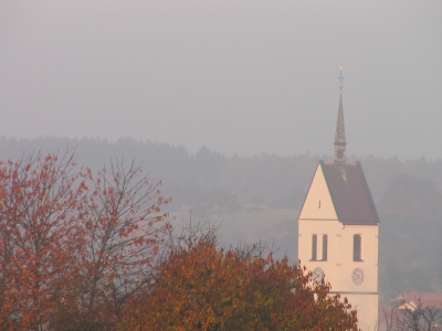 Turm unserer Dorfkirche im Morgendunst
