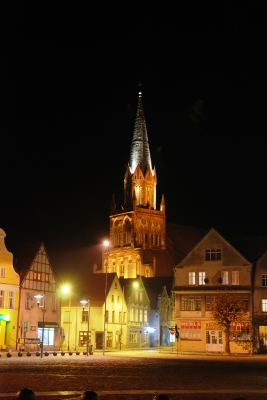 Ein Marktplatz in Polen-Trzebiatow bei Nacht_1
