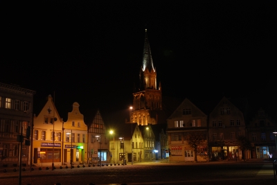 Ein Marktplatz in Polen-Trzebiatow bei Nacht_4