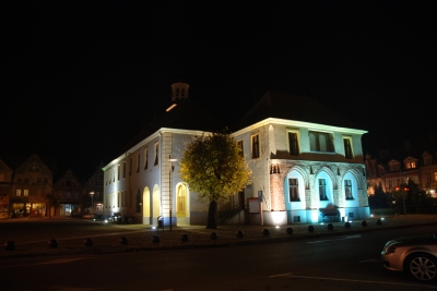 Ein Rathaus in Trzebiatow bei Nacht_5