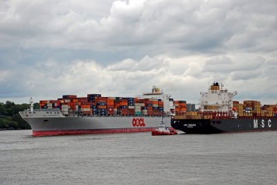 zwei Containerschiffe