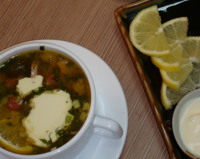 russische Soljanka-Suppe