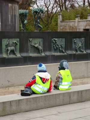 Vor dem Springbrunnen im Vigeland-Park in Oslo