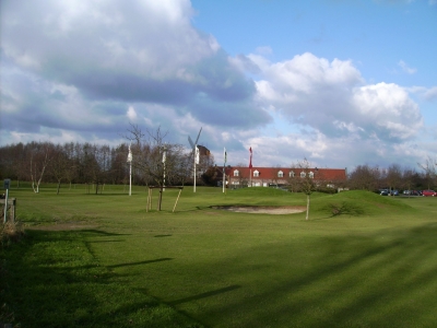 Golfplatz mit Mühle