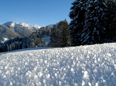 schneekristallmeer mit bergen