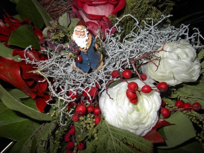 Weihnachtsmann im Blumenbett (2)