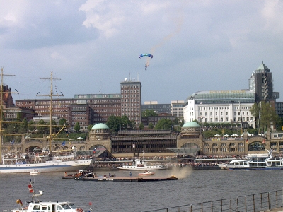 Fallschirmspringen beim Hafengeburtstag