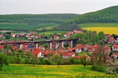 Brücke übers Dorf