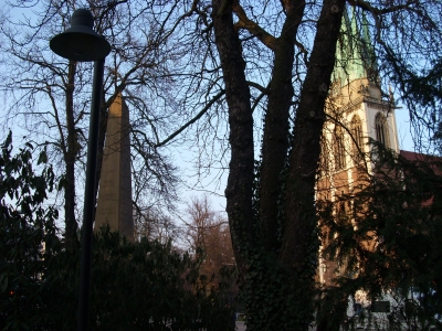 Kirche hinter Baum