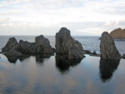 Lavaschwimmbecken mit Blick aus Meer
