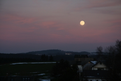 Mond über dem Hainberg
