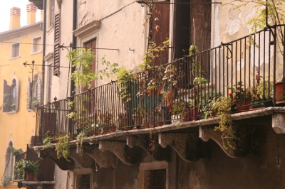 Stilvoller Balkon mit Blumen