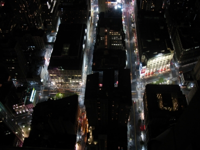 Blick auf die Straßen Manhattans bei Nacht