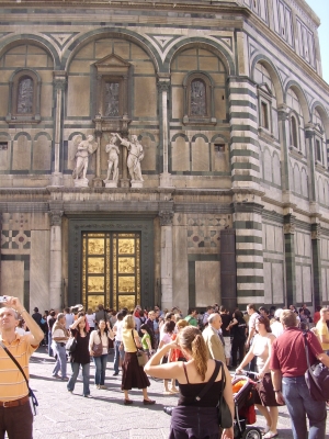 Seitenansicht mit der Goldenen Tür von der Kathetrale in Florenz