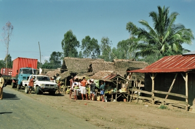 Dorf an einer Straße in Madagaskar