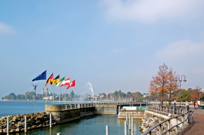 Kunst und Flaggen an der Promenade