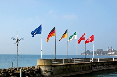 Kunst und Flaggen an der Promenade
