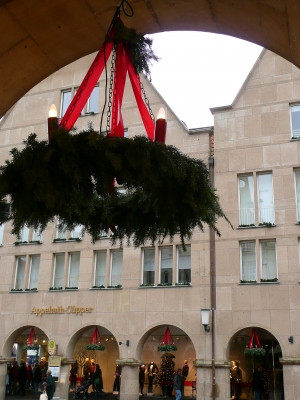 Adventskranz unterm Bogen