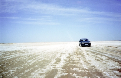 Autofahrt durch die Salzwüste in Tunesien