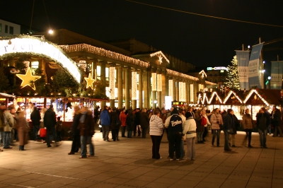 Weihnachtlich geschmückter Stuttgarter Königsbau