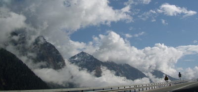 Schweizer Berge in Wolken gehüllt