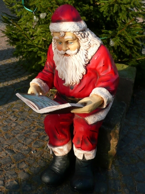 Lesender Weihnachtsmann