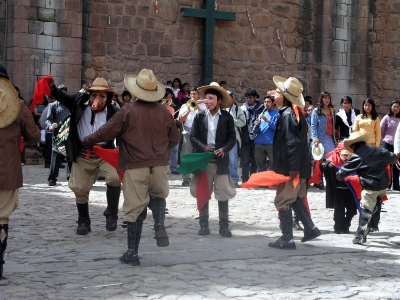 Tanzgruppe vor der Plaza de Armas