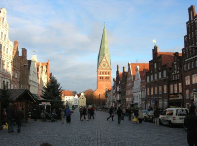 Lüneburg: Der Platz "Am Sande" mit der St. Johanniskirche