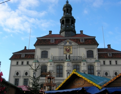 Lüneburg: Das "Alte Rathaus" im Advent bei Sonnenschein
