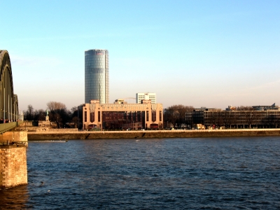 Köln Triangle vom anderen Ufer aus gesehen