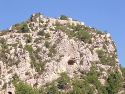 Eine Burg im Gebirge