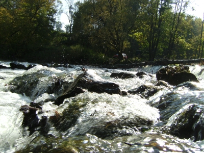 Flußwehr aus Felsen