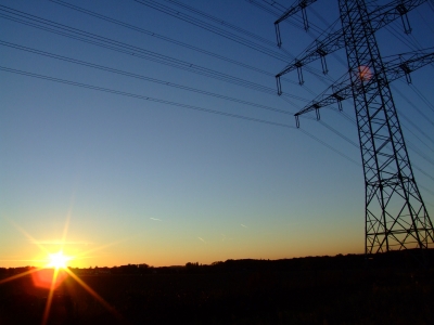 Hochspannung beim Sonnenuntergang